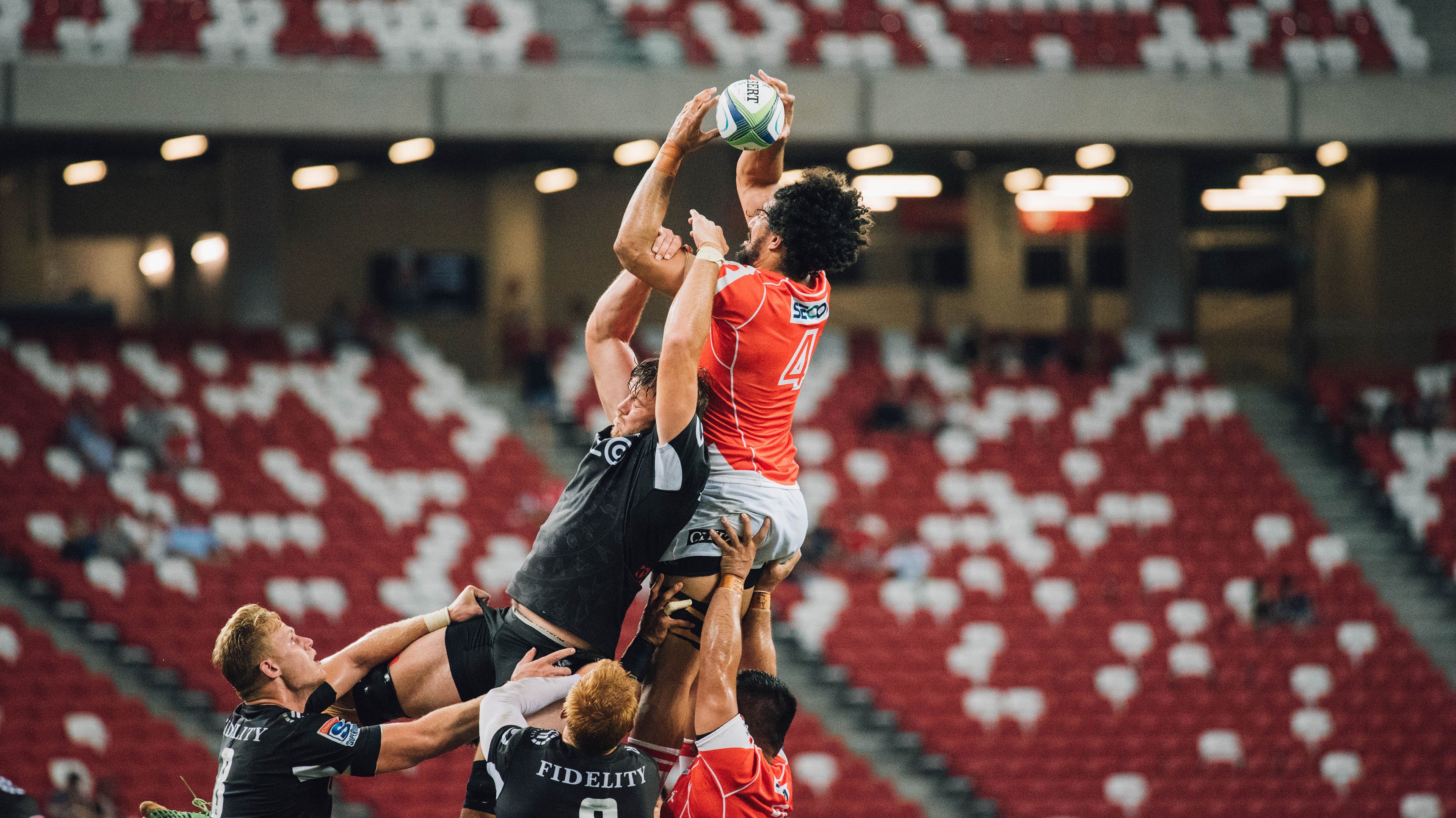 “攀岩馆无声挑战赛” 只能用手势交流制定战术